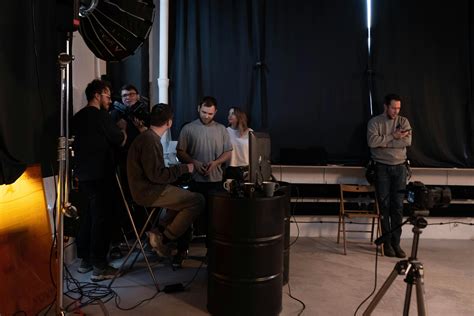 People Looking Standing 的图像结果