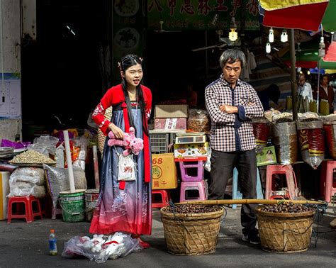 在北京摆地摊的人：从商场搬到路边 一斤枣比店里便宜近一半_手机新浪网