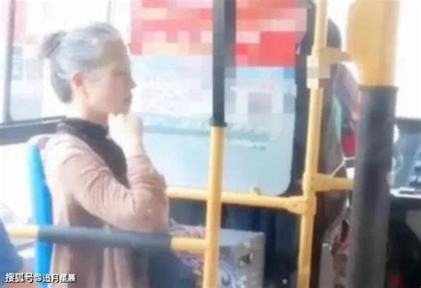“公交车奶奶”走红，坐姿优雅妆容精致，网友赞叹：老版章子怡_气质