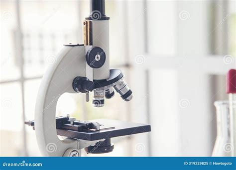 Microbiology Lab Microscope 的图像结果