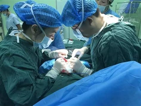 17岁女孩医院查出是男性 默默打工凑“变性”手术费__中国青年网