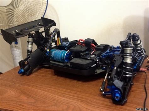 [開箱組裝]遲來的新年禮物!!擁有冠軍血統的Team Associated RC8.2E FT版!! - Mobile01
