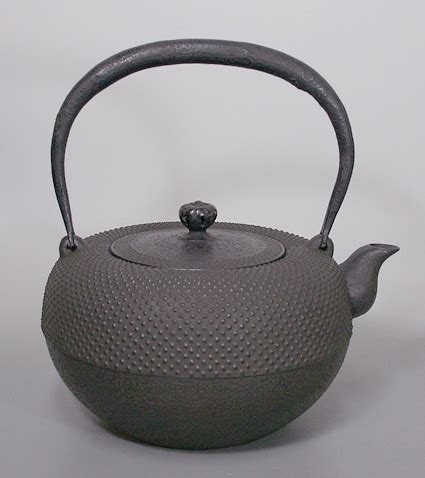 Japanese cast iron Tetsubin kettle by Kunzan