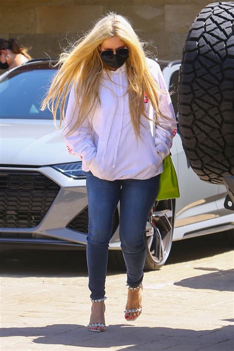 Avril Lavigne's feet