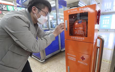 AED设备进入北京地铁 救人你敢用吗？|急救_新浪新闻