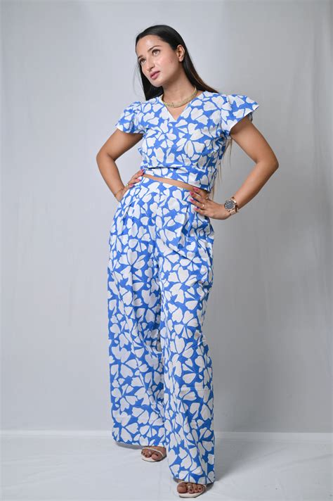 Women's Floral Two-Piece Set, Blue and White Print, Flutter Sleeve Cro ...