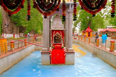 जम्मू-कश्मीर की वादियों में बसा है ये मंदिर, हज़ारों लोगों की आस्था का ...