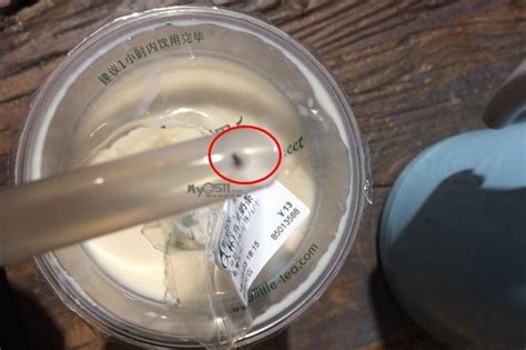 镇江某奶茶店里居然喝出苍蝇，食品安全如何保证？