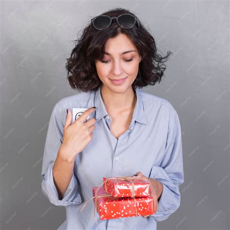 Attraktive Dame mit Geschenken | Kostenlose Foto