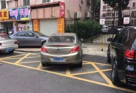 把车停在树荫下，人在车里，也算违停？还有哪些你可能不知道的违停-桂林生活网新闻中心