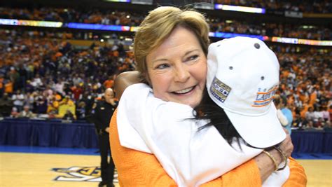Pat Summitt, legendary Lady Vols coach, dies at 64