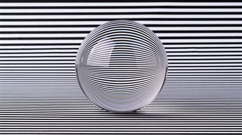 This is one of the simplest but most dazzling optical illusions I've ...