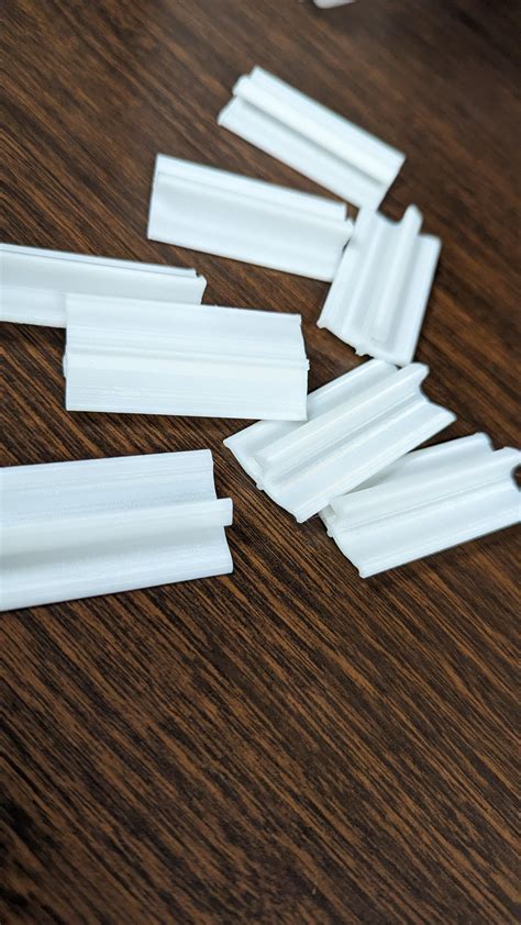 How to Install Window Screen Retainer Clips 的图像结果