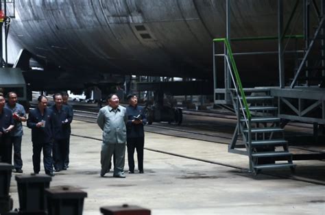 块头变得更大……朝鲜示威性展示用于核潜艇搭载的新型潜射导弹 | 东亚日报