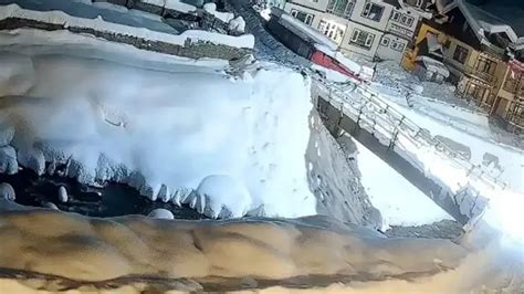 Massive avalanche sweeps through iconic Sonamarg in Kashmir, no ...