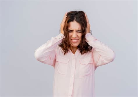 Agacé, jeune fille caucasienne ferme les oreilles avec les mains ...