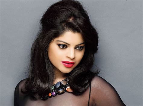 कातिल अदाओं से कहर ढाती हैं ये हॉट एक्ट्रेस, सीरियल में बनती हैं सीधी ...