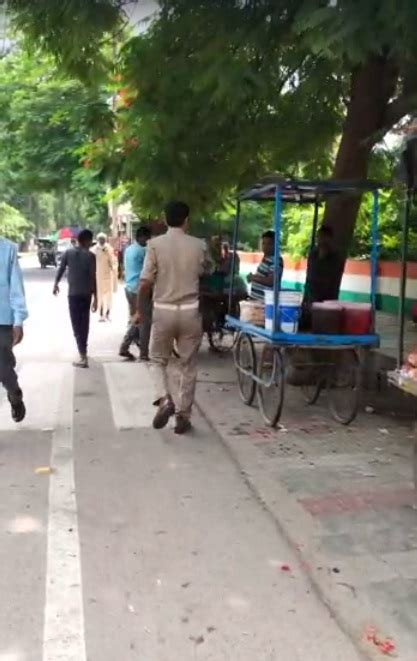 हमीरपुर: पुलिसकर्मी का वीडियो वायरल, झूमते हुए पटरी दुकानदारों को दी ...
