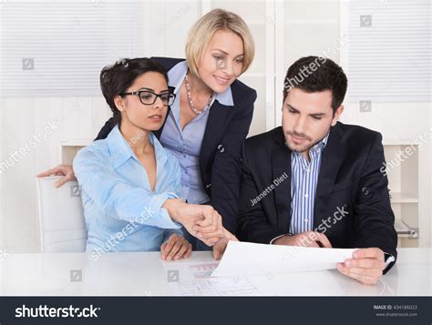 3 People Meeting 的图像结果