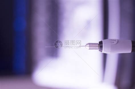 电针干连接机与针灸师在患者身上使用的针头连接高清图片下载-正版图片504949411-摄图网