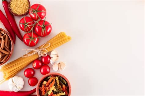 Spaghetti crudi e pasta e pomodoro colorati con lo spazio della copia ...