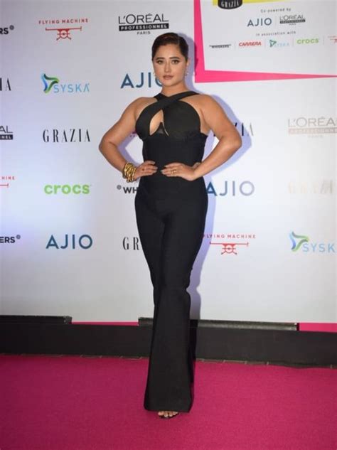 रिवीलिंग नेकलाइन जंपसूट में रश्मि का सेंशुअस लुक, उड़ा मजाक - Rashami ...