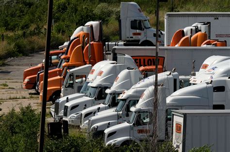 U.S. trucking giant shuts down putting 30,000 out of work