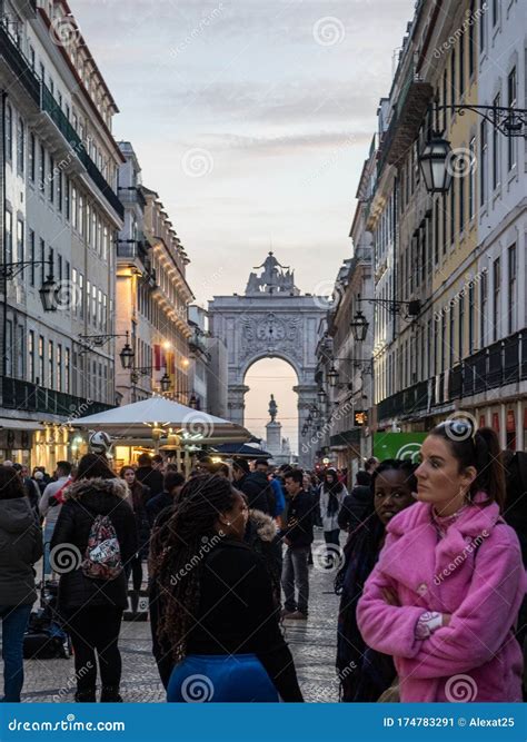 La Population Du Portugal Lisbonn Dans Une Rue De Lisbonne Photo ...