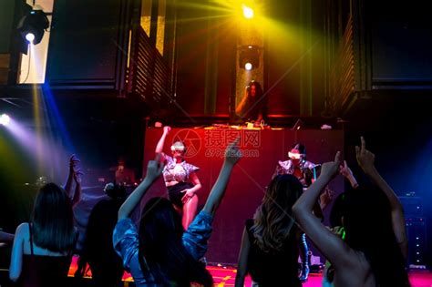 一群人在迪斯科夜总会跳舞高清图片下载-正版图片306615044-摄图网