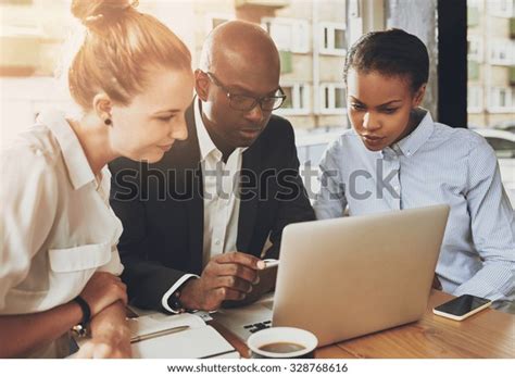 Black and White Business People 的图像结果