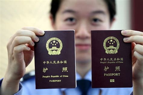当局要求新疆所有人将护照交公安部保管 — 普通话主页