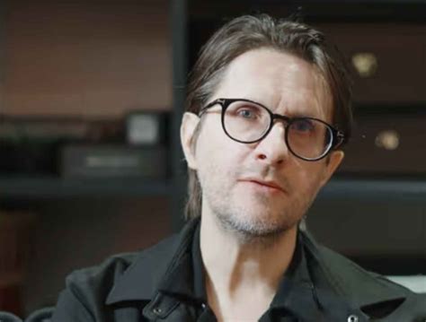 This is how Steven Wilson sees it in OUTSIDELEFT