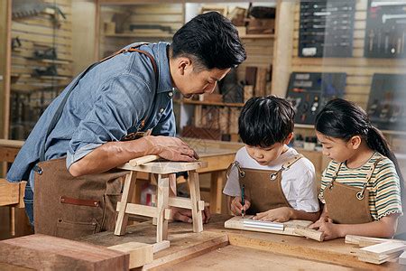 木匠师傅带着小朋友体验木工课高清图片下载-正版图片501786445-摄图网