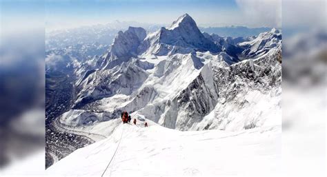 Nepali Airlines: Nepal resumes rescue helicopter flights to Mount ...