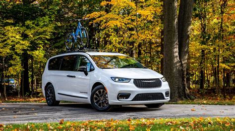 2017 Chrysler Pacifica: Town & Country replacement revealed with hybrid ...