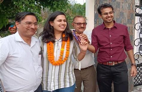 UPSC Topper- टॉपर गामिनी सिंगला ने माता नैना देवी के दरबार में भागड़ा ...