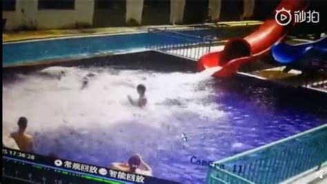 男子冒充水上乐园安全员 水中乱摸女中学生被拘-搜狐大视野-搜狐新闻