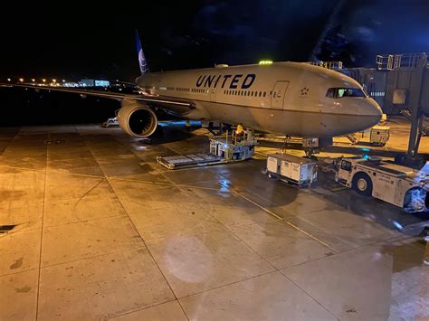 Review: United Airlines 777-200 Economy Class HD (High Density) - Live ...