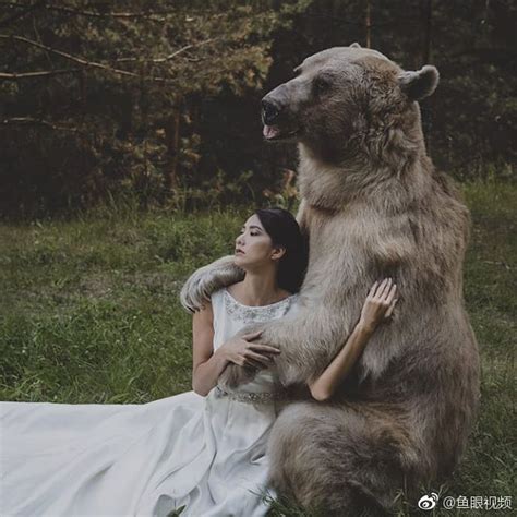 美女与熊——这就是传说中的熊抱吧！Via.olga.barantseva+