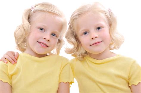 双胞胎女孩素材-双胞胎女孩图片-双胞胎女孩素材图片下载-觅知网