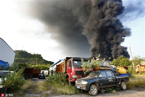 湖北一工厂火灾持续5小时越烧越旺 附近居民疏散--图片频道--人民网