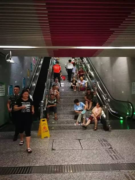 重庆地铁站好多人乘凉，你能理解吗？