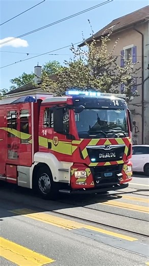 🚨 Geneva Fire Truck Sounds Horn as Driver Fails to Yield 😡