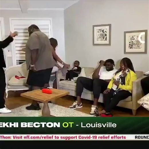 THROWBACK: When #Jets draft pick guard Mekhi Becton’s father went viral for being significantly bigger than his son, who is 6-foot-7 and 364 pounds.🤯🤯🤯One of the largest human beings ever: A team should have drafted the dad.