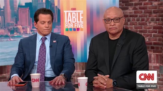 Comedian Larry Wilmore stuns Abby Phillip with magic trick@abbydphillip @larrywilmore