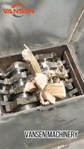 The double-shaft crusher adopts high-strength knife shafts to efficiently crush wood.