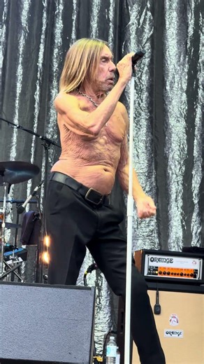 👕🔥 Iggy Pop – in the Red Hot Chili Peppers orbit – shirtless, wiry, and still all live instinct