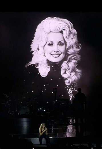 Miley Cyrus' Emotional Tribute to Dolly Parton at Her Show 🥺