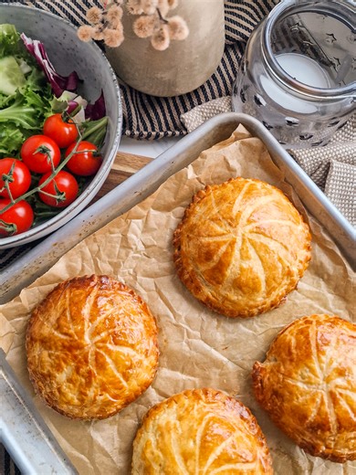 Feta, Potato & Onion Puffs This is the 1st recipe in my brand new series, 'Veggie Comfort'...where I'm going to be sharing 6 dinner recipes that are so deliciously cosy, even serious meat eaters are going to love them! You are going to be obsessed with these pastry puffs. The combination of the feta and potato, buttery onion and herbs is honestly just melt in the mouth! Have these with some roasted veg for a really lovely, really simple midweek dinner that you're actually going to love cooking I