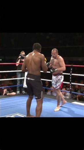 😅🦵 Si tu mets un low-kick à Francis Ngannou, c'est toi qui tombe #mma #ko #fighting